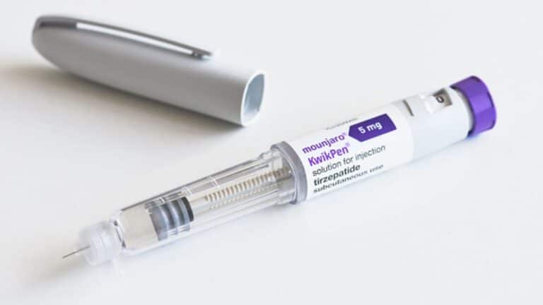 Caneta Mounjaro aberta sem a tampa